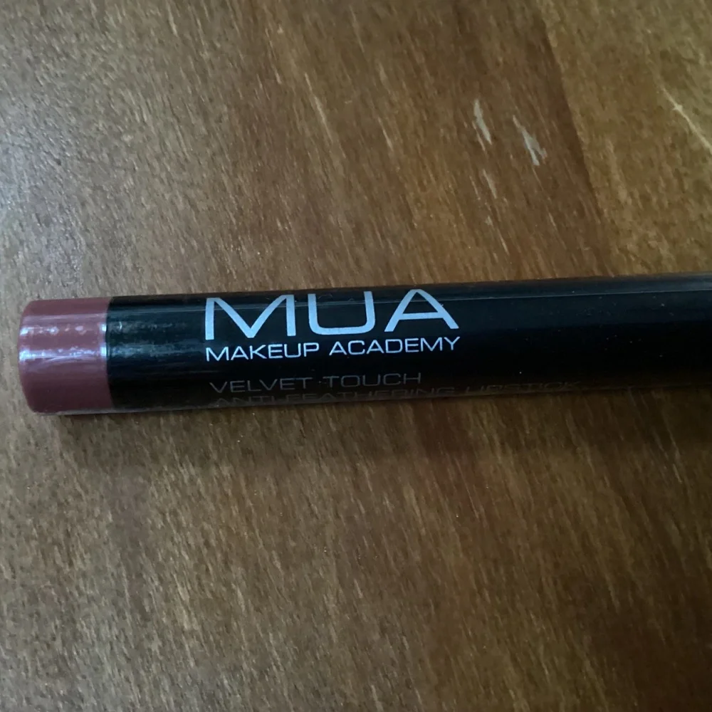MUA Make Up Academy Velvet Touch Anti-Feathering Lipstick #739 Blush